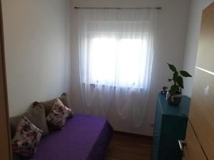 3 bedroom apartment with terrace and free parking的休息区