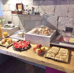 热那亚米拉马雷城堡酒店的自助餐,包括各种食物在餐桌上