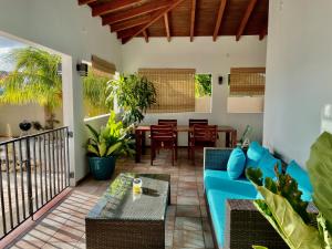 奥拉涅斯塔德Entire 4BDR Vistalmar Villa with Private Pool的客厅配有蓝色的沙发和桌子