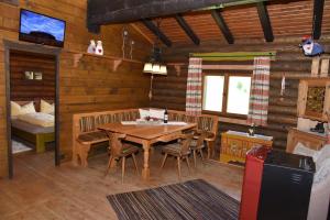 瓦尔奥纳的圣乔凡尼Berghütte Ahrntal的小屋内带桌椅的用餐室