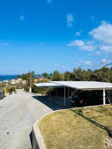 卡尼奥提Detached Villa with Sea View的停车场内有白色屋顶的车库和停车位