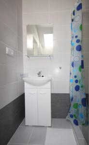 皮耶什佳尼Apartmány Amália的白色的浴室设有水槽和镜子