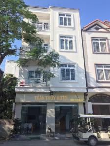 泉兰Tuân Thuỷ hotel đảo Quan Lạn的街道上可欣赏到酒店景色