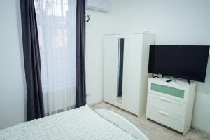 图尔达Apartament Central Salvo的一间卧室配有一张床和一台平面电视