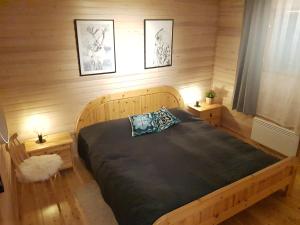 鲁卡Ruka Villa Kieppi的一间卧室配有一张带2个床头柜的大型木床