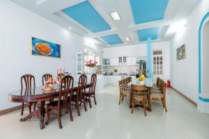 头顿Amy Villa 4 - Gần Biển - Bida - Karaoke - Phòng Xông Hơi的厨房以及带桌椅的用餐室。