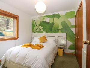 珀斯Paradise Place的一间卧室配有带毛巾的床