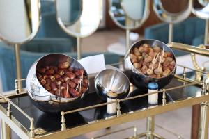 阿尔卡吉مواسم للأجنحة الفندقية的桌上有两碗带坚果的食物