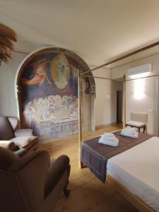 佛罗伦萨San Pier Novello in Oltrarno的卧室的墙上挂着一幅大画