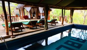 KisakiSable Mountain Lodge, A Tent with a View Safaris的一个带游泳池和房子的度假胜地