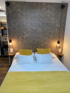 卡拉费尔罗维奥膳食公寓的一间卧室配有一张大床和两张黄色枕头