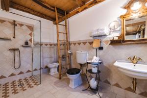 Colderù本塔吉农家乐的一间带水槽、卫生间和淋浴的浴室