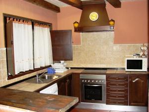 纳瓦夫里亚La Hijuela的厨房配有水槽和微波炉