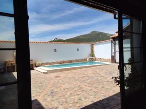 Villarrubia de los OjosLA CASA DE ELENA的从房子里可欣赏到游泳池的景色