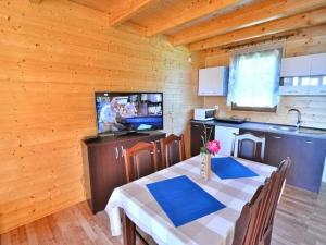 雅罗斯瓦维茨Holiday resort, Jaroslawiec的厨房以及带桌子和电视的用餐室。