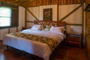 马尼萨莱斯Hacienda Charrascal Coffe Farm的一间卧室,卧室内配有一张大床