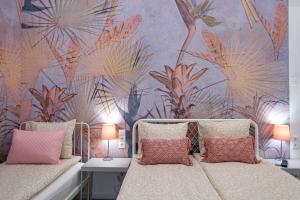 布达佩斯布达佩斯和谐度假公寓的一间卧室配有两张床和鲜花壁画