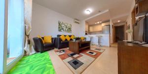 阿尔阿马德穆尔西亚Casa Mia 3-Bed Apartment in Alhama De Murcia的客厅配有沙发和桌子