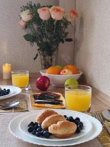 加里宁格勒Amber home的一张桌子,上面放着一盘早餐食品和橙子