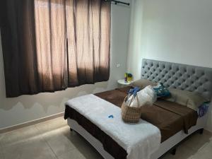 里约布兰科Flat hotel Victoram的一间卧室,配有一张带篮子的床