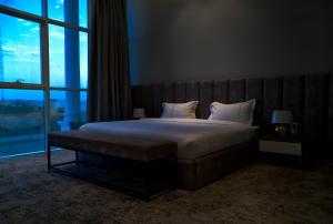 艾卜哈فندق راديانس جراند的一间卧室设有一张大床和大窗户