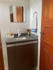 里约布兰科Flat hotel Victoram的一间带水槽和镜子的浴室