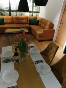 摩拉瓦托普利采Apartman PIKY No.10的客厅配有带酒杯的桌子和沙发