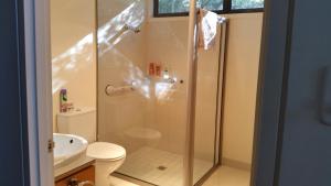 罗斯福尔斯阿尔玛朗酒厂小屋酒店的带淋浴、卫生间和盥洗盆的浴室