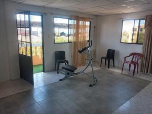 巴克里索莫雷诺港Casa de Alexis的一间带椅子和跑步机的健身房