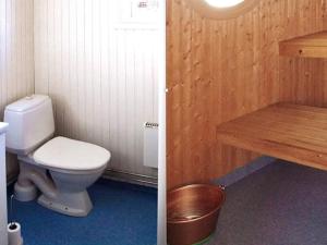 ÅmmebergHoliday home åMMEBERG的一间带卫生间和木桌的浴室