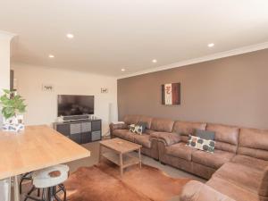 金德拜恩Jackson Hole 3的客厅配有沙发和桌子
