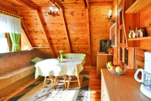 OsiekiHoliday home in Osieki near a lake的小屋内带桌子的用餐室