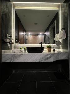 开罗Family Luxury apartment at Milsa Nasr City , Building 27的一间带水槽和大镜子的浴室