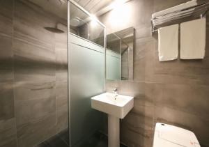 丽水市West In Hotel Yeosu的一间带水槽、镜子和卫生间的浴室