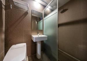 丽水市West In Hotel Yeosu的一间带水槽、卫生间和镜子的浴室