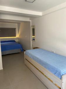乌斯怀亚Alakalufes Estudio - Departamento completo en Ushuaia的一间位于客房内的蓝色床卧室