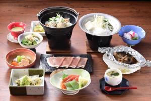 涩川市麦马思杜肯酒店的一张木桌,上面放着一碗食物