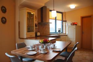 居斯特罗Holiday flat im Wasserturm Güstrow - DMS01100b-P的厨房配有木桌和椅子