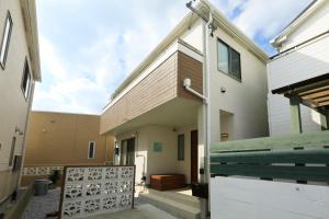 冲绳岛市SHIOYA STAY的一座房子,旁边是木栅栏