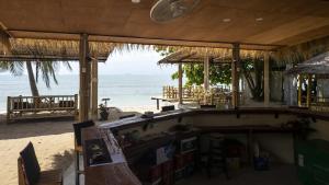 高兰Isara Lanta Beach Resort的海景海滩酒吧