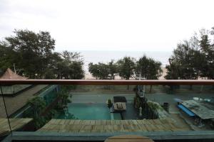 七岩埃康姆查安度假酒店的阳台享有游泳池的景致。