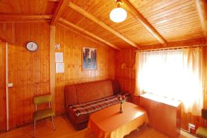 梅尔诺Holiday house near the sea swimming pool Mielno的小屋内带长凳和桌子的房间