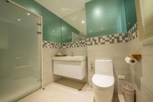 花莲市花莲沐木林电梯民宿的浴室配有卫生间、盥洗盆和淋浴。