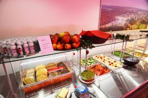 奥泰佩特瓦迪酒店的自助餐,包括各种食物和饮料