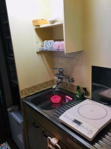 福冈ROOMs六本松03的厨房柜台设有水槽和水槽