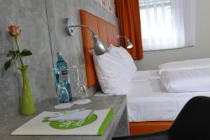 吉森吉森好睡眠酒店的酒店客房配有一张床和一张带台灯的桌子