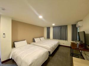 三义三义漫山艺民宿的酒店客房设有两张床和电视。