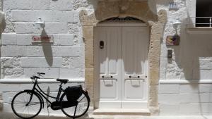莫诺波利Affittacamere La Cattedrale的停在大楼前的自行车,有门