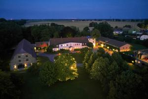 StolpeRelais & Châteaux Gutshaus Stolpe的夜晚的空中景色