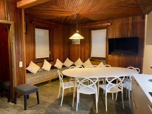 瓦托内切Chalet Motta的一间带桌椅和沙发的用餐室